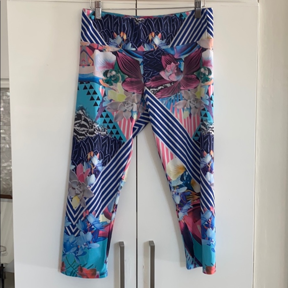 Onzie M/L capri yoga pants